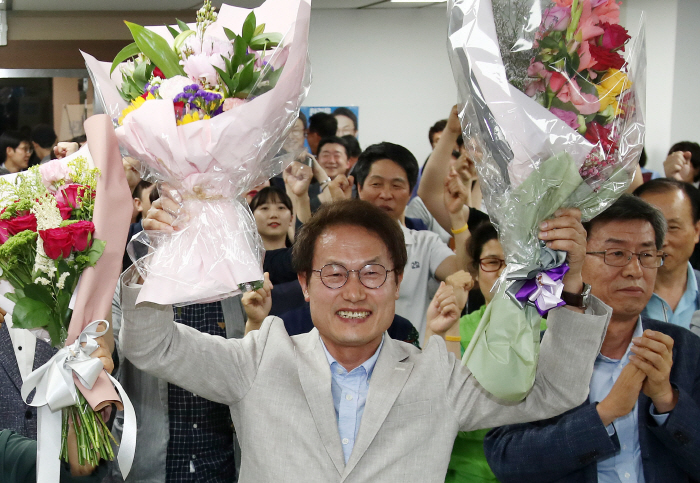조희연 당선 유력<br />
<br />
(서울=연합뉴스) 이재희 기자 = 조희연 서울시교육감 후보가 13일 오후 서울 서대문구의 선거사무실에서 개표결과를 지켜보다 당선이 유력시되자 꽃다발을 받...