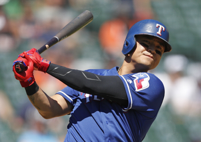 Jul 8, 2018; Detroit, MI, USA; Texas Rangers right fielder Shin-Soo Choo (17) takes a warm up swing ...