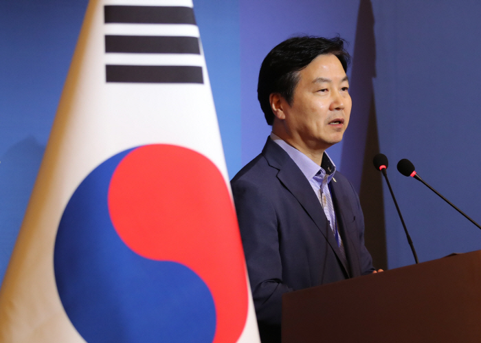 문재인 대통령의 인도와 싱가포르 국빈 방문을 수행 중인 홍종학 중소 벤처기업부 장관이 지난 11일 오후 싱가포르 샹그릴라 라사 센토사 리조트에서 열린 브리핑에서 인도 방문 성과와 ...