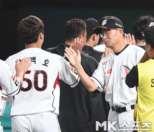 kt 위즈가 2018시즌 전반기 동안 울고 웃으며 많은 일을 겪었다. 후반기 반등을 위해선 살아나고 있는 타선의 힘을 유지함과 동시에 마운드의 빈자리를 채워야 한다. 사진=김재현 ...