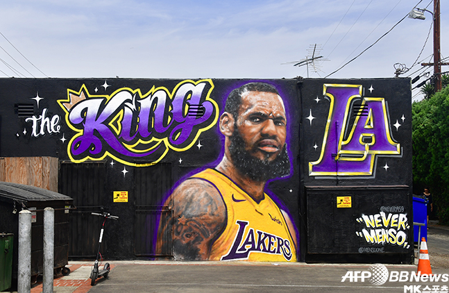 ‘무매독자’ 역대 최고의 프로농구선수이자 NBA 현역 일인자 르브론 제임스는 2018-19시즌 로스앤젤레스 레이커스로 이적했다. 이미 LA의 왕으로 불린다. 사진=AFPBBNews...