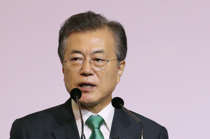 문재인 대통령이 싱가포르 국빈 방문 마지막 날인 13일 오전(현지시간) 오차드 호텔 그랜드볼룸에서 열린 `싱가포르 렉처`에서 `한국과 아세안 : 동아시아 평화와 번영을 위한 상생의...