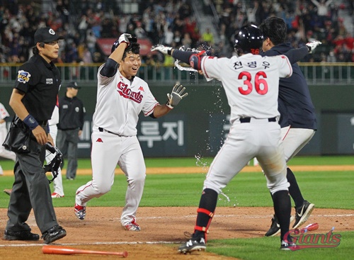 9일 부산 사직구장에서 열린 KIA타이거즈전에서 연장 11회말 문규현의 안타에 홈으로 들어오는 롯데 자이언츠 한동희. 사진=롯데 자이언츠 제공