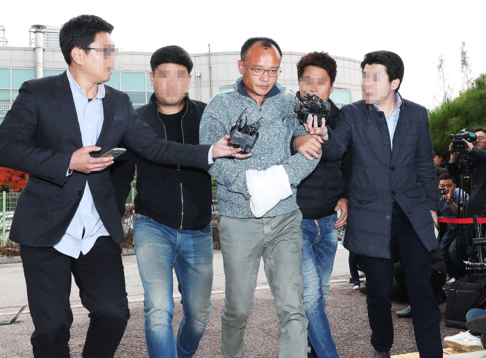 압송된 양진호 "잘못 인정합니다..사과드립니다"<br />
<br />
(수원=연합뉴스) 홍기원 기자 = 폭행과 강요, 마약류 관리에 관한 법률 위반 등의 혐의로 체포된 양진호 한국미래기술 회장...