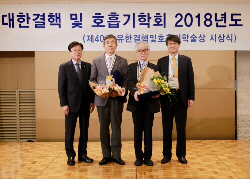 (왼쪽부터) 조욱제 유한양행 부사장, 이관호 교수, 김관형 교수 , 정은택 대한결핵 및 호흡기학회 회장이 유한 결핵 및 호흡기 학술상 시상식에서 기념사진을 찍고 있다. [사진 제공...