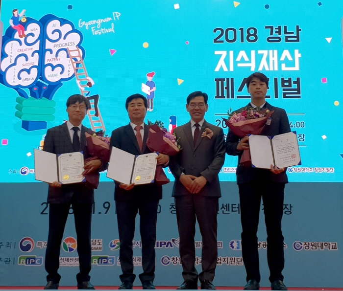 임재희 뷰웍스 연구소장(왼쪽 첫번째)과 김태만 특허청 차장(왼쪽 세번째)이 기념사진을 찍고 있다.