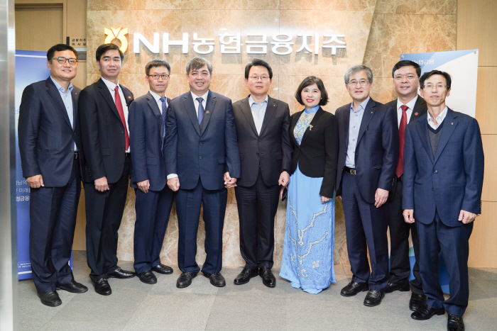 9일 서울 서대문 농협금융 본사에서 이뤄진 협력사업 논의 후 김광수 NH농협금융그룹 회장(왼쪽 다섯번째), 찐 응옥 칸 베트남 아그리뱅크 회장(왼쪽 네번째)과 양사 임직원들이 기념...