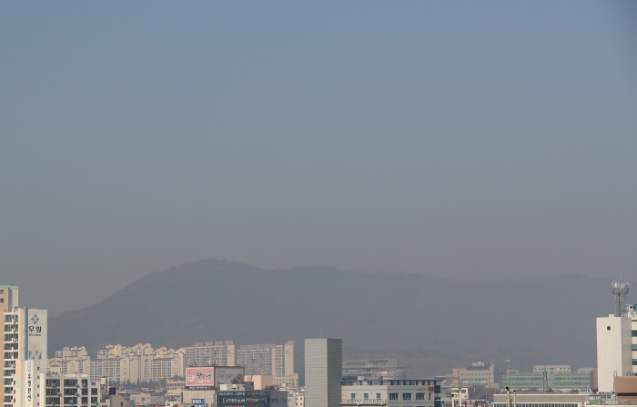 미세먼지 '나쁨'…뿌연 하늘<br />
<br />
(대구=연합뉴스) 김준범 기자 = 4일 오전 대구 두류공원에서 바라본 하늘이 뿌옇게 보이고 있다. 이날 대구는 일부 지역에서 미세먼지 농도가 ...