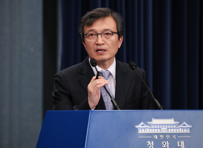 청와대 인사 사칭사기, 문 대통령 "국민께 알리라" 특별지시<br />
<br />
(서울=연합뉴스) 황광모 기자 = 김의겸 청와대 대변인이 22일 오후 청와대 춘추관에서 청와대 인사 사칭 사...