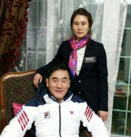 김경두(아래) 전 부회장이 가족들과 함께 컬링 일선에서 물러나겠다고 밝혔다. 사진=경북컬링협회 제공