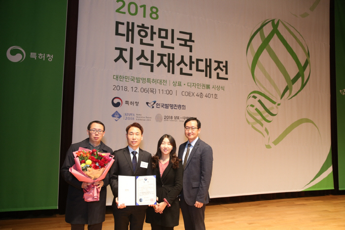 지난 6일 서울 삼성동 코엑스에서 진행된 `2018년 대한민국 발명특허대전`에 참가한 (왼쪽부터)아모레퍼시픽 기술연구원 유재원 선임연구원, 이현석 선임연구원, 김아름 책임연구원, ...