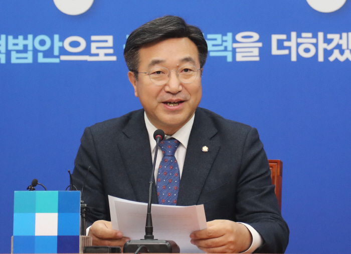 민주당 윤호중 사무총장, 선거제도 개편 기자간담회 <br />
<br />
(서울=연합뉴스) 김여솔 기자 = 더불어민주당 윤호중 사무총장이 29일 국회 당대표회의실에서 기자간담회를 열고 선거제도...
