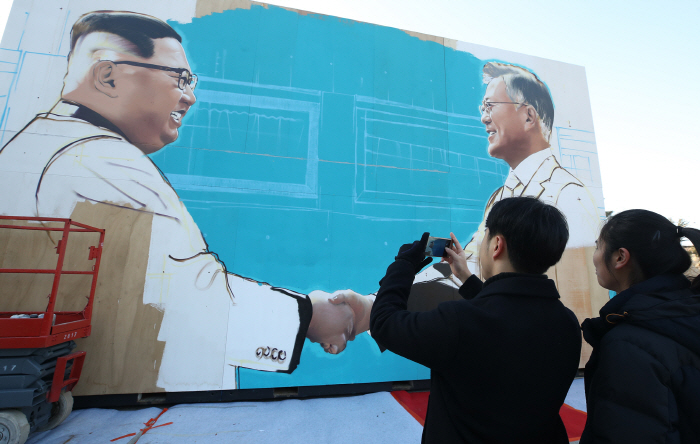 악수하는 남북정상 미술작품 설치<br />
<br />
(서울=연합뉴스) 서명곤 기자 = 7일 오후 서울 종로구 청와대 앞 사랑채 부근에 문재인 대통령과 김정은 북한 국무위원장이 악수하는 모습을...