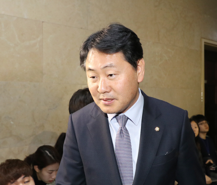 김관영, '예산안 협상을 위해'<br />
<br />
(서울=연합뉴스) 김주형 기자 = 바른미래당 김관영 원내대표가 6일 오전 국회에서 교섭단체 원내대표들과 내년도 예산안 협상을 하기 위해 운...