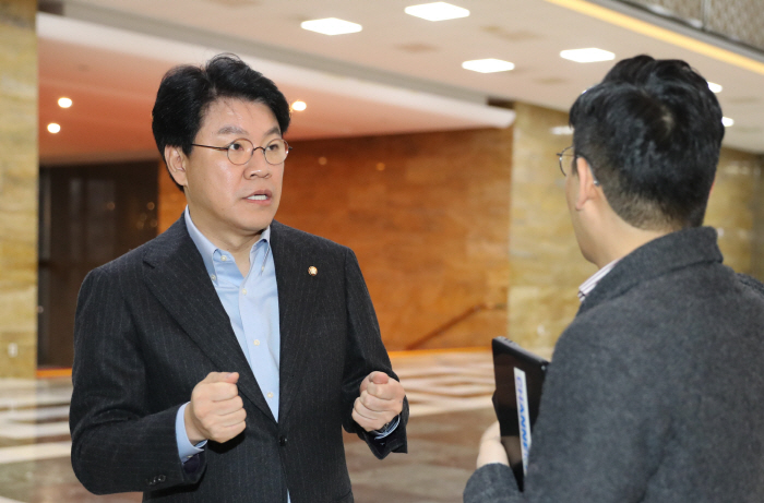 예결위 소소위 참석하는 장제원<br />
<br />
(서울=연합뉴스) 하사헌 기자 = 자유한국당 장제원 국회 예결위 간사가 3일 오전 예결위 소소위 회의가 열리는 국회 본청 예결위 회의장 안...
