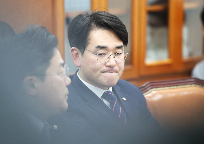 소위 개의 기다리는 박용진 의원<br />
<br />
(서울=연합뉴스) 김주형 기자 = 7일 열린 국회 교육위원회 유아교육법 일부개정법률안을 논의하는 법안심사소위에 박용진 위원이 참석해 개의를...