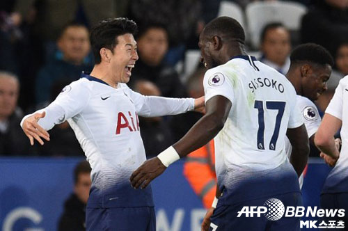 손흥민(왼쪽)이 9일 오전(한국시간) 레스터 시티전에서 득점한 후 동료들과 함께 기뻐하고 있다. 사진(英 레스터)=ⓒAFPBBNews = News1