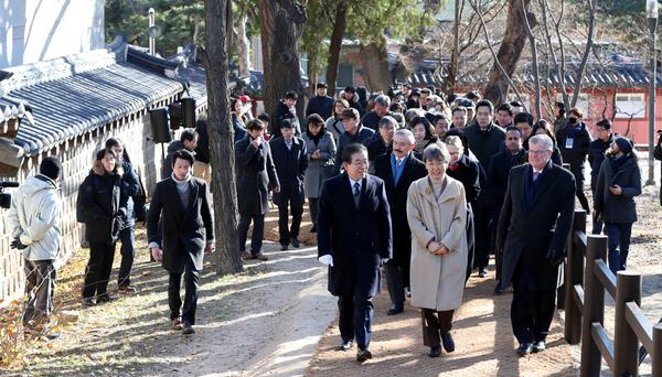 7일 오전 서울 중구 대한성공회 뒷마당에서 열린 덕수궁 돌담길 연결기념 행사에서 박원순 서울시장, 정재숙 문화재청장, 사이먼 스미스 주한영국대사 등 참석 내빈들이 새 단장한 돌담길...
