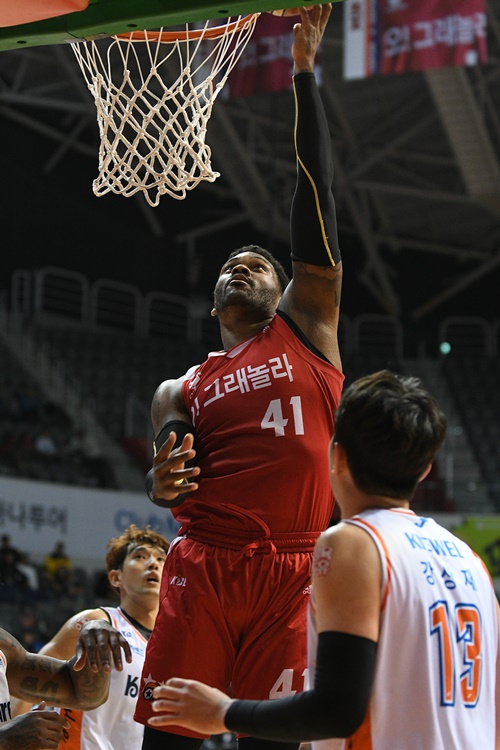 전자랜드가 8일 오리온에 일격을 당했다. 사진=KBL 제공