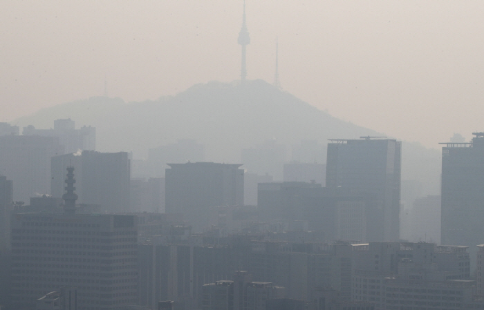 미세먼지 덮인 서울<br />
<br />
(서울=연합뉴스) 하사헌 기자 =서울지역 미세먼지 농도가 '나쁨'을 나타낸 12일 오전 서울 종로구 인왕산에서 본 서울시내 하늘이 미세먼지로 뿌옇다....