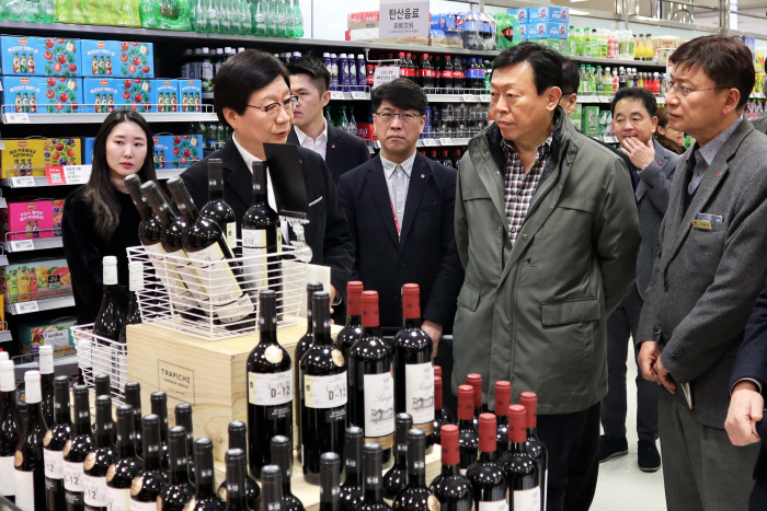 <br />
<br />
1. 신동빈 롯데 회장이 12일 롯데백화점 인천터미널점과 롯데마트 인천터미널점을 방문해 영업현장을 점검하고 직원들을 격려했다. 사진은 신 회장(왼쪽)이 롯데백화점 강...