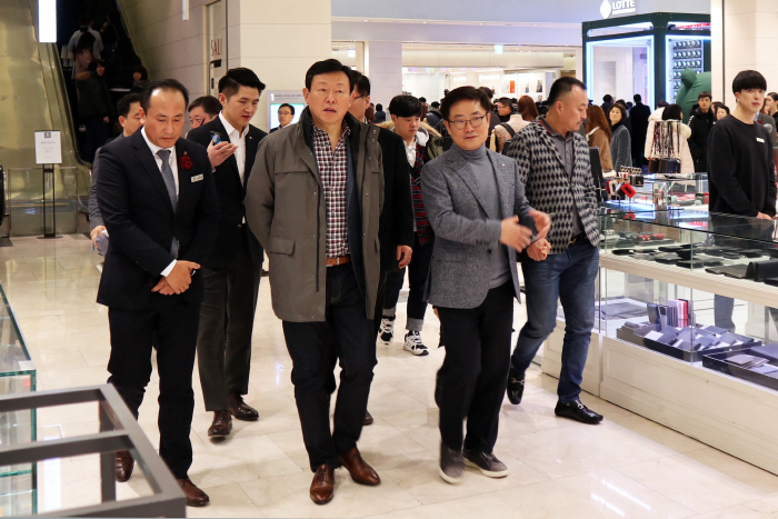 <br />
<br />
1. 신동빈 롯데 회장이 12일 롯데백화점 인천터미널점과 롯데마트 인천터미널점을 방문해 영업현장을 점검하고 직원들을 격려했다. 사진은 신 회장(왼쪽)이 롯데백화점 강...