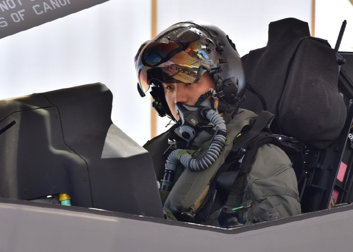 한국 공군 조종사, F-35A 스텔스기 첫 단독비행<br />
<br />
(서울=연합뉴스) 이정진 기자 = 첨단 스텔스기 F-35A 운용을 앞두고 미국에서 교육 훈련 중인 한국 공군 조종사가 ...