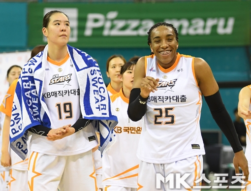11일 오후 부천체육관에서 벌어진 2018-2019 여자 프로농구 KEB 하나은행과 KB 스타즈의 경기에서 KB가 KEB하나은행을 꺾고 13연승으로 선두를 굳건히 지켰다. KB는 ...