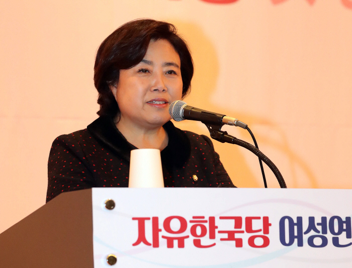 여성연대 워크숍에서 인사말 하는 박순자 위원장<br />
<br />
(서울=연합뉴스) 김현태 기자 = 국회 국토교통위원회 위원장이자 자유한국당 소속인 박순자 의원이 28일 오전 당 여성위원...