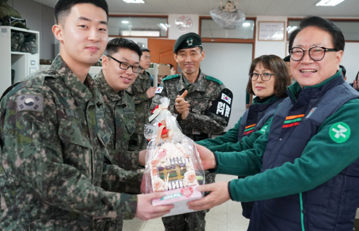 발렌타인데이를 맞아 13일 정승인 세븐일레븐 대표이사(오른쪽 첫 번째), 박은영 세븐일레븐 철원문혜리점 경영주(오른쪽 두번째) 심진선 육군 사단장(가운데)이 육군 6보병사단 통신대...