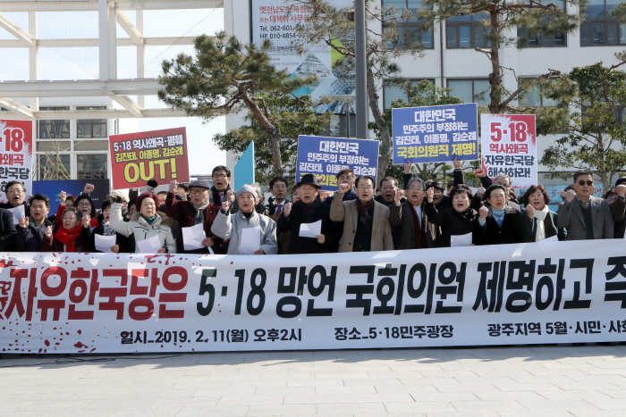 들끓는 분노…5월 및 시민단체 기자회견<br />
<br />
(광주=연합뉴스) 천정인 기자 = 11일 오후 광주 동구 5·18민주광장에서 5월 단체 및 시민단체들이 '5·18 공청회'에서 자...
