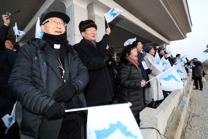 해금강에서 바라보는 일출 <br />
<br />
(금강산=연합뉴스) 박동주 기자 = 13일 오전 해금강에서 '남북공동선언 이행을 위한 2019년 금강산 새해맞이 연대모임' 참석자들이 일출을 함...