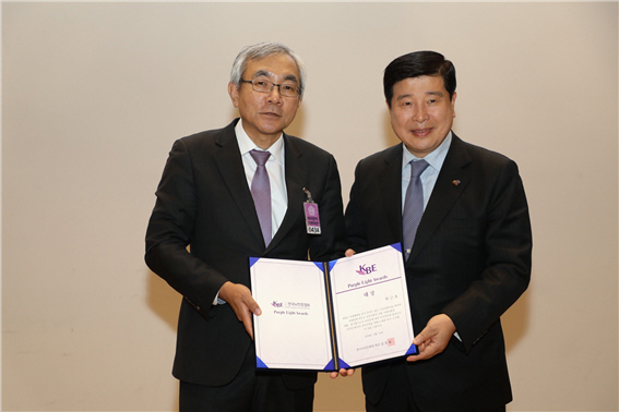 곽근호 에이플러스그룹 회장(오른쪽)과 한국 뇌전증협회장 김흥동 연대 의대 교수(왼쪽)가 기념 촬영을 하고 있다.