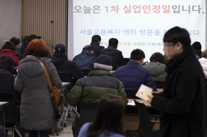 1월 실업률 4.5%, 2010년 이후 최고<br />
<br />
(서울=연합뉴스) 윤동진 기자 = 13일 통계청에 따르면 지난달 취업자 수는 2천623만2천명으로 작년 1월보다 1만9천명 증...