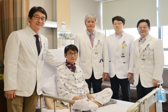 왼쪽부터 이식외과 주동진 교수, 서종관씨, 흉부외과 백효채 교수, 간담췌외과 한대훈 교수, 호흡기내과 박무석 교수