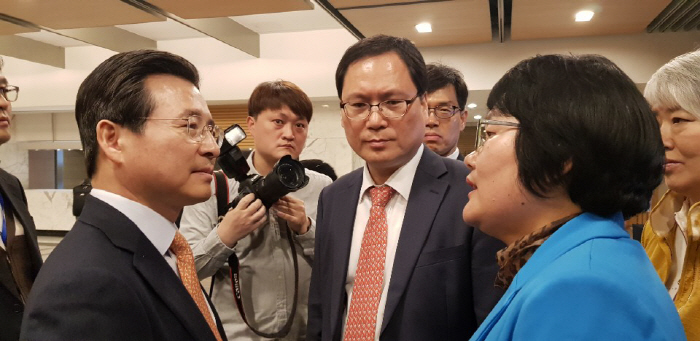 16일 서울 중구 대한상공회의소에서 열린 `소비자보호를 위한 보험상품 사업비 및 모집수수료 개선` 공청회에 축사를 위해 참석한 김용범 금융위원회 부위원장(왼쪽)이 김미숙 보험 이용...