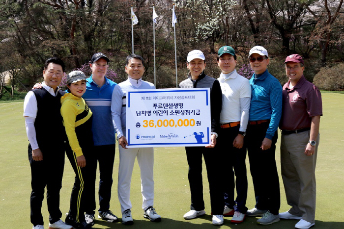 15일 경기도 성남시 남서울 컨트리클럽에서 열린 국내 난치병 아동 후원을 위한 `제11회 메이크어위시 자선골프대회`에서 커티스 장 푸르덴셜생명 사장(왼쪽 네번째) 등 임원, 에이전...