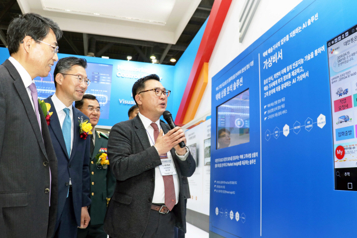 '제9회 국제물류산업대전(KOREA MAT 2019)'에 참석한 국토교통부 김정렬 차관(사진 왼쪽)과 CJ대한통운 신동휘 부사장(왼쪽 두번째) 등 관계자들이 CJ대한통운 전시관에서...