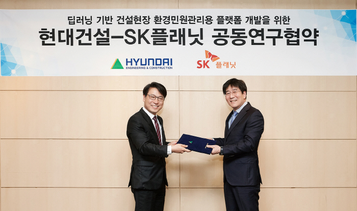 서울 서초구 양재동 힐스테이트 갤러리에서 현대건설 R&D센터 김상민 미래기술혁신실장(오른쪽)과 SK플래닛 임동찬 ICT 사업그룹장이 건설현장 환경관리 위한 공동업무 협약을 체결한...
