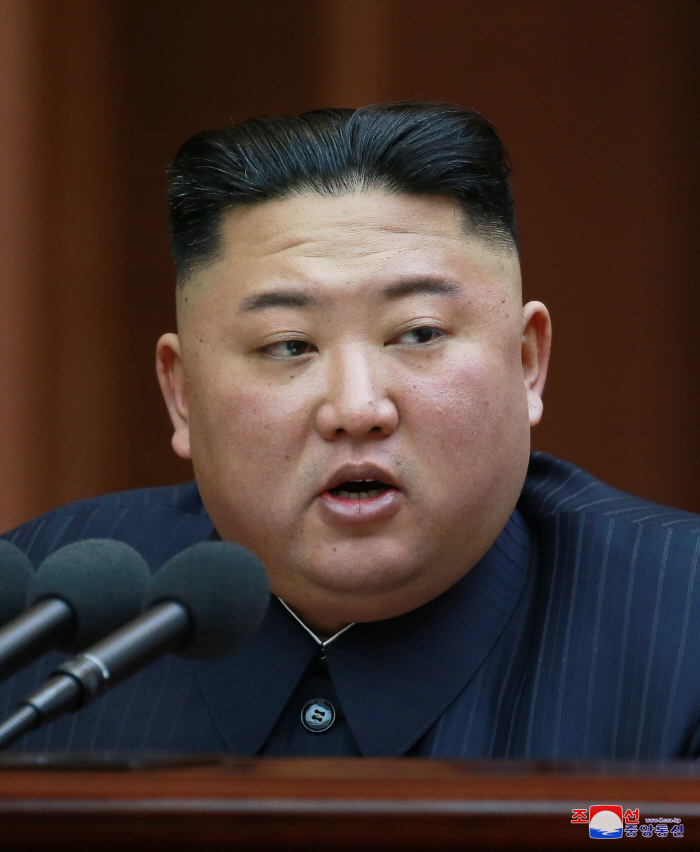 김정은, 최고인민회의서 시정연설<br />
<br />
(평양 조선중앙통신=연합뉴스) 김정은 북한 국무위원장이 12일 열린 최고인민회의 제14기 제1차회의에서 시정연설을 하고 있다. 2019.4...