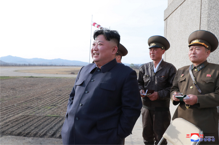 김정은 국무위원장 공군 훈련 참관<br />
<br />
(평양 조선중앙통신=연합뉴스) 북한 김정은 국무위원회 위원장이 16일 공군 제1017군부대 전투비행사들의 비행훈련을 현지 지도했다고 조선...