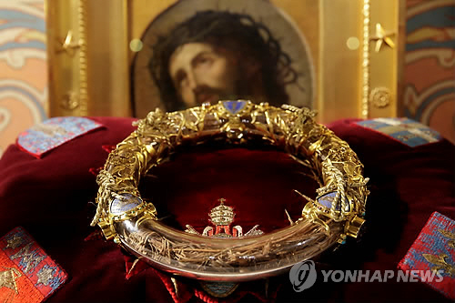 전날 대화재를 겪은 프랑스 파리 상징물이자 세계문화유산 중 하나인 노트르담 대성당의 소장물인 가시 면류관으로,사진은 지난 2014년 3월 21일 대성당의 한 행사에 전시된 모습. ...