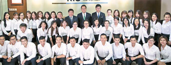 한국투자증권 베트남현지법인 'KIS 베트남' 임직원이 단체 사진을 찍고 있다.