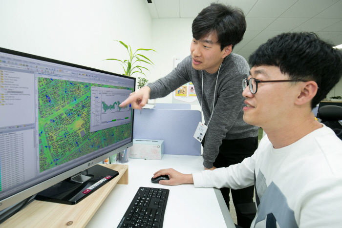 LG유플러스는 서울 종로지역을 대상으로 자체 전파모델을 적용한 셀 설계를 통해 5G 속도와 커버리지를 측정한 결과, 동일한 기지국 수를 설치하더라도 서비스 커버리지가 더 넓은 것으...