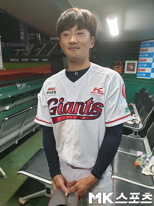 15일 프로 데뷔타석서 홈런을 기록하며 팀 승리를 이끈 롯데 자이언츠 내야수 신용수(사진)가 말로 표현하기 힘들다며 경기 후 감격의 소감을 전했다. 사진=황석조 기자
