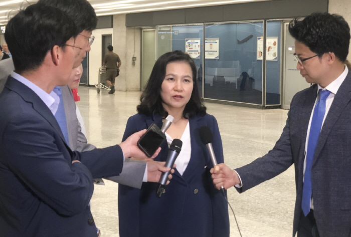 인터뷰하는 유명희 통상교섭본부장<br />
<br />
(워싱턴=연합뉴스) 강영두 특파원 = 유명희 통상교섭본부장이 16일(현지시간) 워싱턴DC 인근 덜레스 국제공항에서 취재진과 만나 미국의 수...