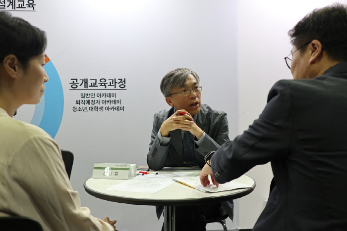 16~18일 서울 삼성동 코엑스에서 열리는 아시아 최대 재테크박람회 `2019 서울머니쇼`에 마련된 생애설계관에서 장규홍(가운데) 생애설계사가 상담을 진행하고 있다. [사진 제공 ...