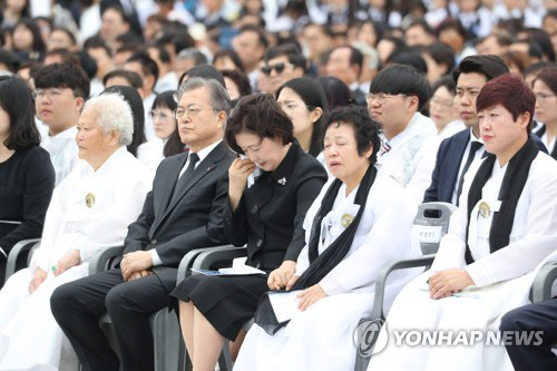 눈물 닦는 김정숙 여사(광주=연합뉴스) 한상균 기자 = 김정숙 여사가 18일 오전 광주 국립5·18민주묘지에서 5·18 민주화운동 기념공연을 보며 눈물을 닦고 있다. 2019.5....