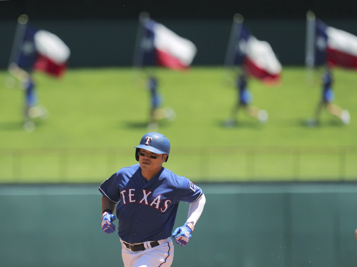 Texas Rangers Shin-Soo Choo (17) runs the bases on a solo home run in the first inning of a baseball...