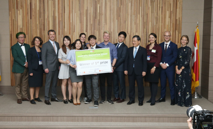 22일 서울 동대문구 KAIST 서울캠퍼스에서 열린 'KAIST-DTU 차세대 P4G 경연대회'에서 우승한 '서코스(CIRCOS)' 팀 학생들(가운데)이 기념 사진을 위해 포즈를 ...